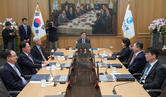 이창용 한국은행 총재가 지난달 19일 금융통화위원회 회의를 주재하고 있다. /뉴스1