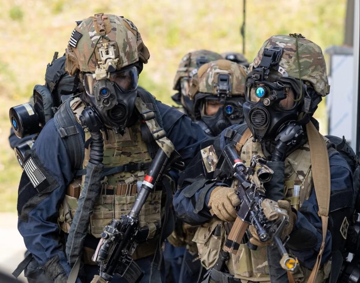 특수 방독마스크와 고글을 착용하고 개인화기로 무장한 미 육군 제59화생방(CBRN) 중대원들이 대량살상무기 의심 시설에 대한 수색 훈련을 하고 있다.  출처 미 인도태평양사 SNS
