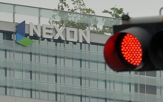 경기 성남시 분당 넥슨코리아 본사 앞 사거리 신호등에 붉은불이 켜져있다. 뉴스1