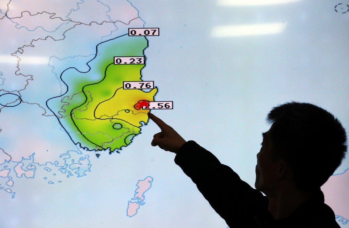 경북 경주에서 규모 4.0 지진이 발생한 가운데 30일 대전 유성구 한국지질자원연구원 지진종합상황실에서 지진분석자들이 최대지반가속도 분포도 상황을 확인하고 있다. (대전=뉴스1)