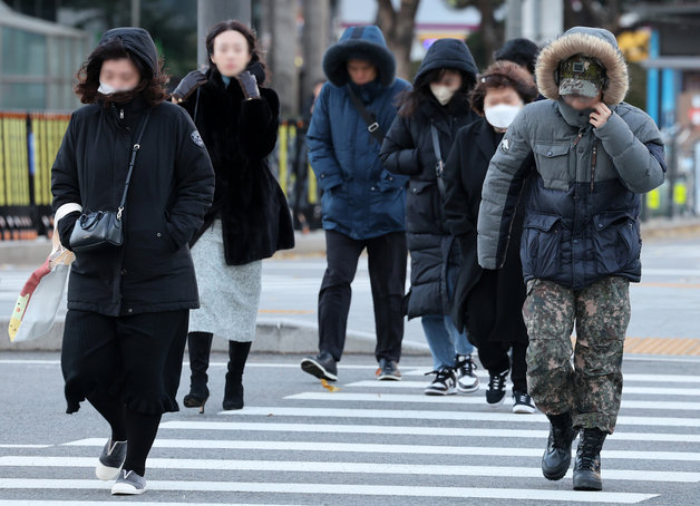 전국 대부분 지역의 아침 기온이 영하권으로 떨어지며 올 가을 들어 가장 추운 30일 오전 서울 광화문네거리에서 방한 용품을 착용한 시민들이 출근하고 있다. 2023.11.30/뉴스1