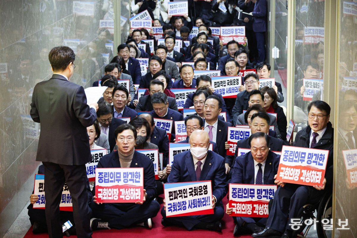 국민의힘 의원들이 본회의를 앞둔 30일 오후 서울 여의도 국회의장실 앞에서 농성을 벌이고 있다. 여당은 이동관 방송통신위원장 등의 탄핵소추안 국회 본회의 보고를 막기 위해 개의 권한을 가진 김진표 국회의장을 압박했지만 김 의장은 이날 야당의 요구를 수용해 본회의를 열었다. 박형기 기자 oneshot@donga.com