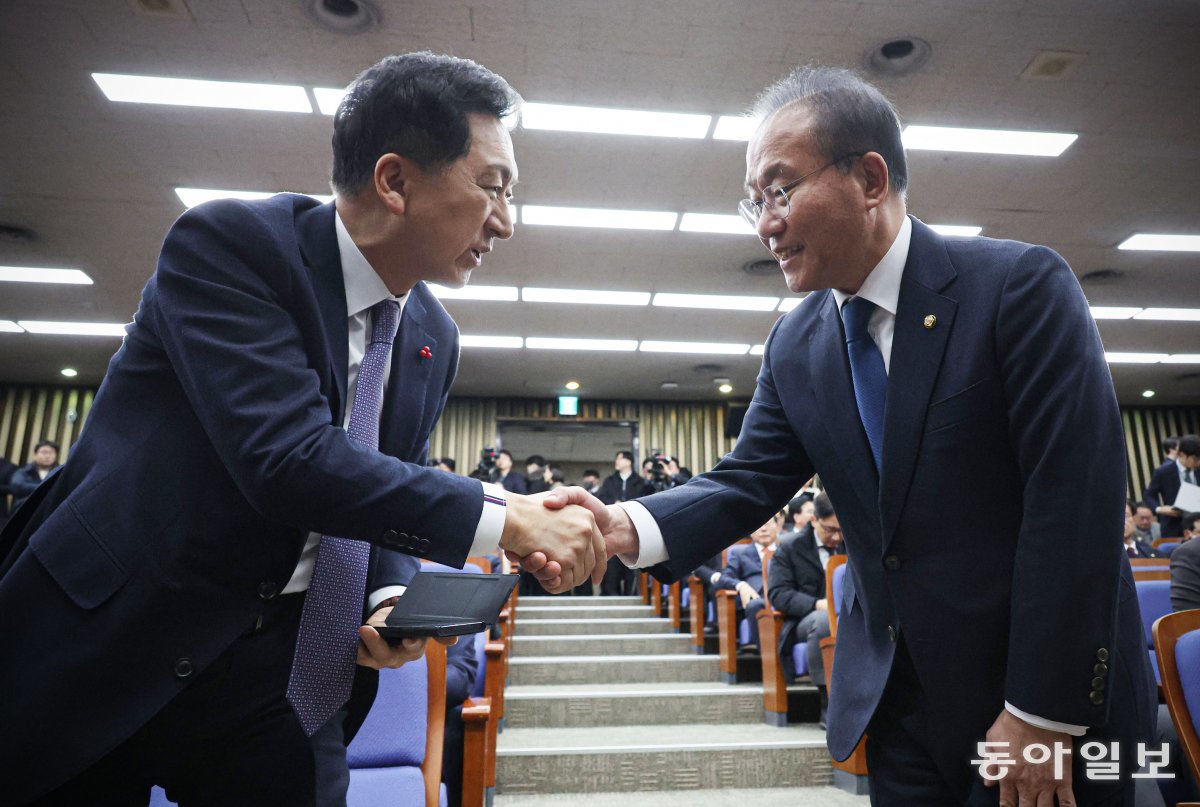 국민의힘 김기현 대표와 윤재옥 원내대표가 30일 오전 긴급의원총회에서 악수하고 있다. 박형기 기자 oneshot@donga.com