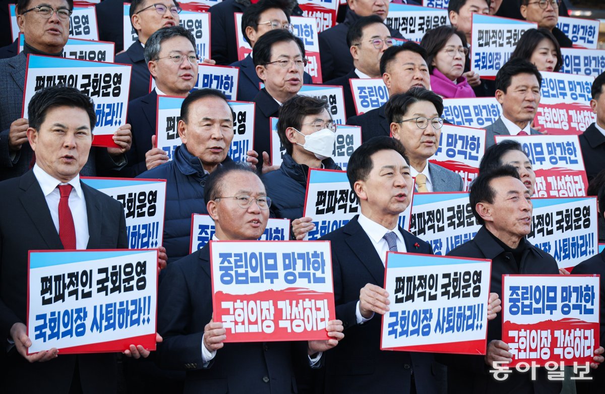 30일 김기현 대표를 비롯한 국민의힘 의원들이 본회의에서 방통위원장의 탄핵안 발의 보고가 끝나자 국회 정문 앞 계단에서 항의 규탄대회를 열고 있다. 박형기 기자 oneshot@donga.com