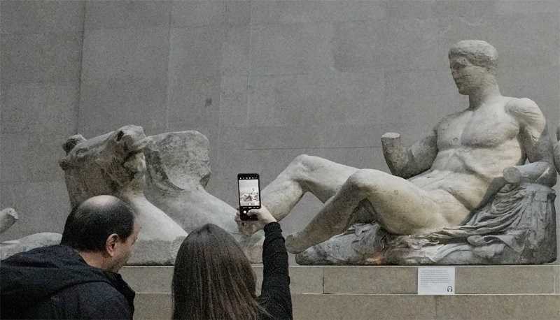 On the 28th of last month (local time), a visitor is taking pictures of the Parthenon Marbles, known as the ‘Elgin Marbles’, at the British Museum in London, England.  This statue is a part of the Parthenon that the British removed from the Parthenon in Athens, Greece in the 19th century.  London = AP Newsis
