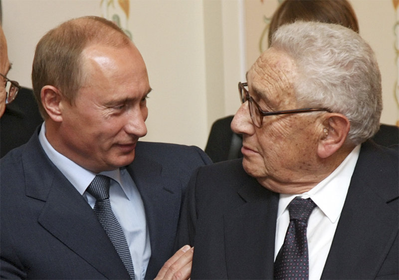 2007년 러시아를 방문해 블라디미르 푸틴 대통령의 환대를 받고 있다. 두 사람은 1990년대부터 정기적으로 만남을 이어왔다. AP 신화 뉴시스