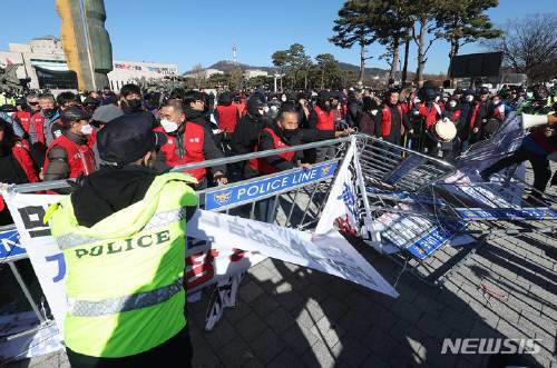 지난 30일 오후 서울 용산구 대통령실 앞에서 열린 개식용 금지법안 추진 반대 집회에서 대한육견협회 관계자들이 식용견을 싣고 온 자신들의 트럭을 견인하려는 경찰들과 몸싸움을 벌이고 있다. 뉴시스