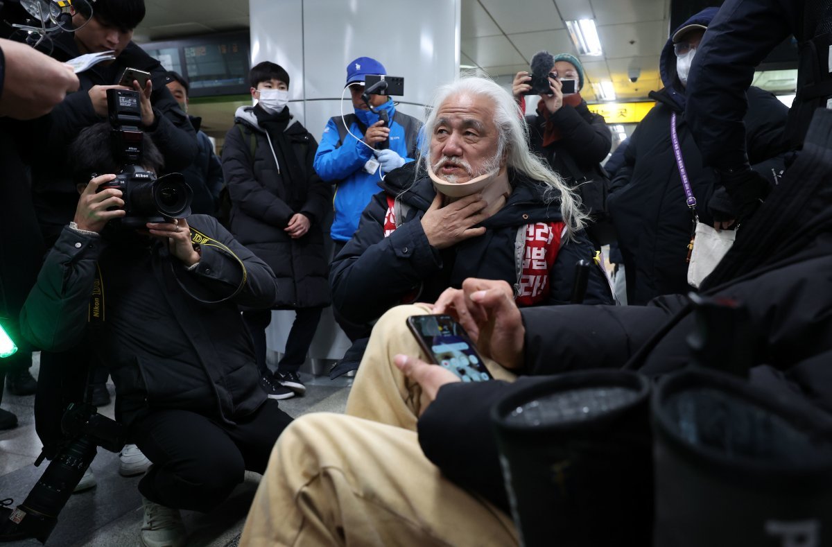 전국장애인차별철폐연대(전장연) 박경석 대표가 1일 서울 지하철 4호선 혜화역에서 장애인 이동권 보장을 촉구하기 위해 승강장으로 진입을 시도하고 있다. 2023.12.01. 뉴시스