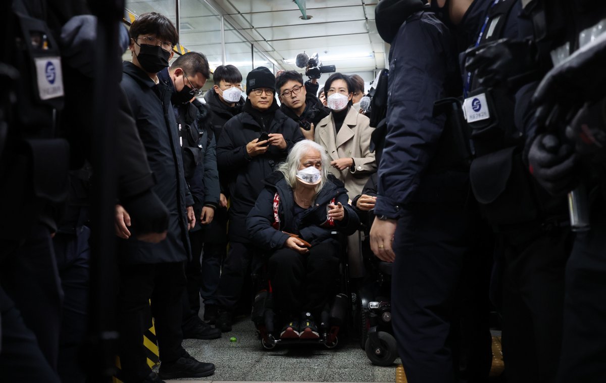 전국장애인차별철폐연대(전장연) 박경석 대표가 1일 서울 지하철 4호선 혜화역에서 장애인 이동권 보장을 촉구하기 위해 승강장으로 진입을 시도하는 중 퇴거 요구를 받고 역사 밖으로 이동하고 있다. 2023.12.01. 뉴시스