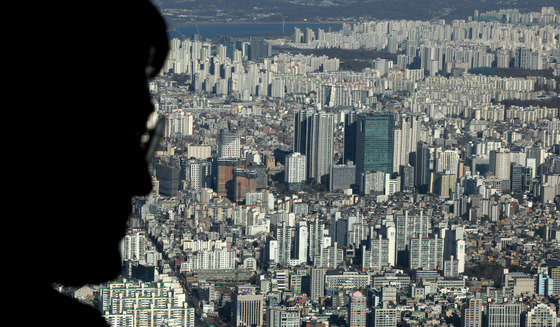 서울 송파구 롯데월드타워 전망대를 찾은 관람객이 아파트 단지를 바라보고 있다.  2023.11.30 뉴스1