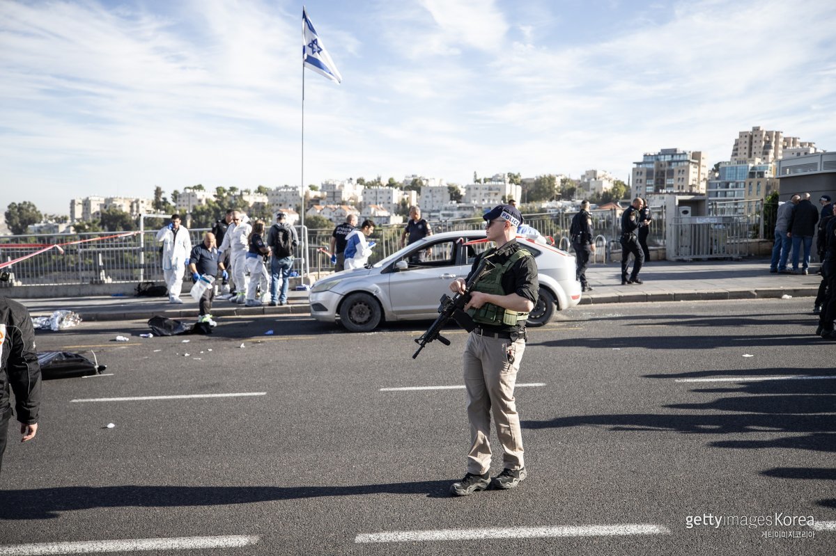 30일(현지시간) 이스라엘 예루살렘에서 무장 괴한 2명의 공격으로 3명이 사망한 사건 현장을 이스라엘군이 조사하고 있다. ⓒ(GettyImages)/코리아