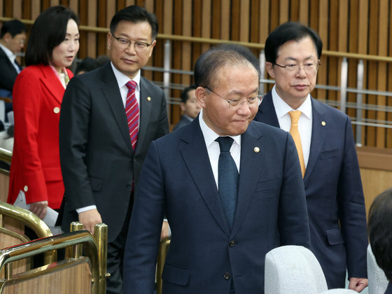 윤재옥 원내대표가 1일 오전 서울 여의도 국회에서 열린 원내대책회의에 참석하고 있다. 2023.12.1/뉴스1