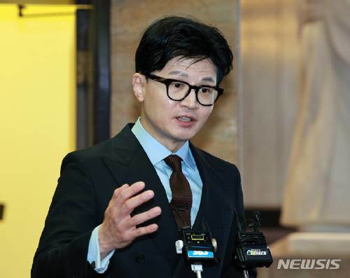 한동훈 법무부 장관이 지난 30일 오후 서울 여의도 국회 본관으로 들어서며 취재진 질문에 답변하고 있다. 뉴시스