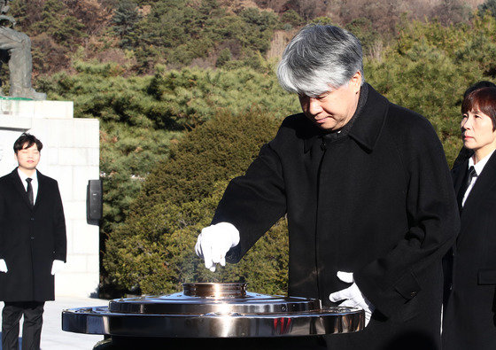 이종석 신임 헌법재판소장이 1일 오전 서울 동작구 국립현충원을 찾아 참배하고 있다. 2023.12.1/뉴스1