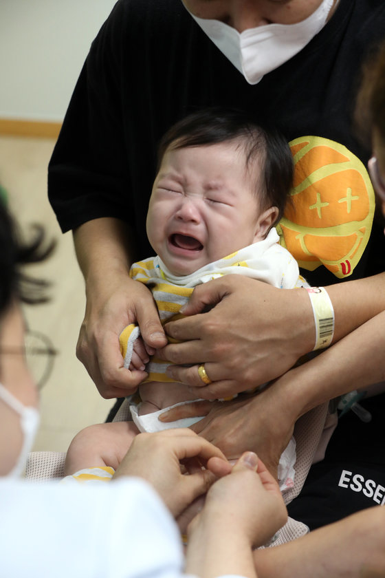 서울의 한 소아과 병원에서 어린이가 독감 예방접종을 받고 있다. (사진은 기사 내용과 관련이 없음) 2022.10.11/뉴스1