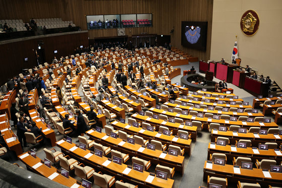 1일 오후 서울 여의도 국회 본회의장에서 열린 제410회 국회(정기회) 제13차 본회의에서 손준성·이정섭 검사 탄핵소추안 투표가 국민의힘이 불참한 가운데 진행되고 있다. 2023.12.1/뉴스1