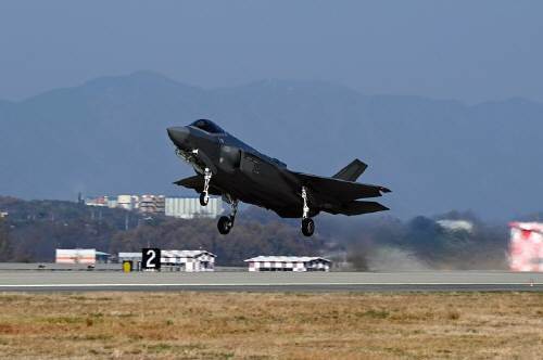 F-35A 전투기가 훈련을 위해 활주로에서 이륙하고 있는 모습. (공군제공)