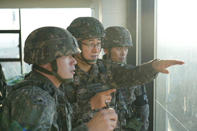 박안수 육군참모총장(가운데)이 1사단 도라 OP에서 작전현장을 확인하고 있다. (육군 제공)