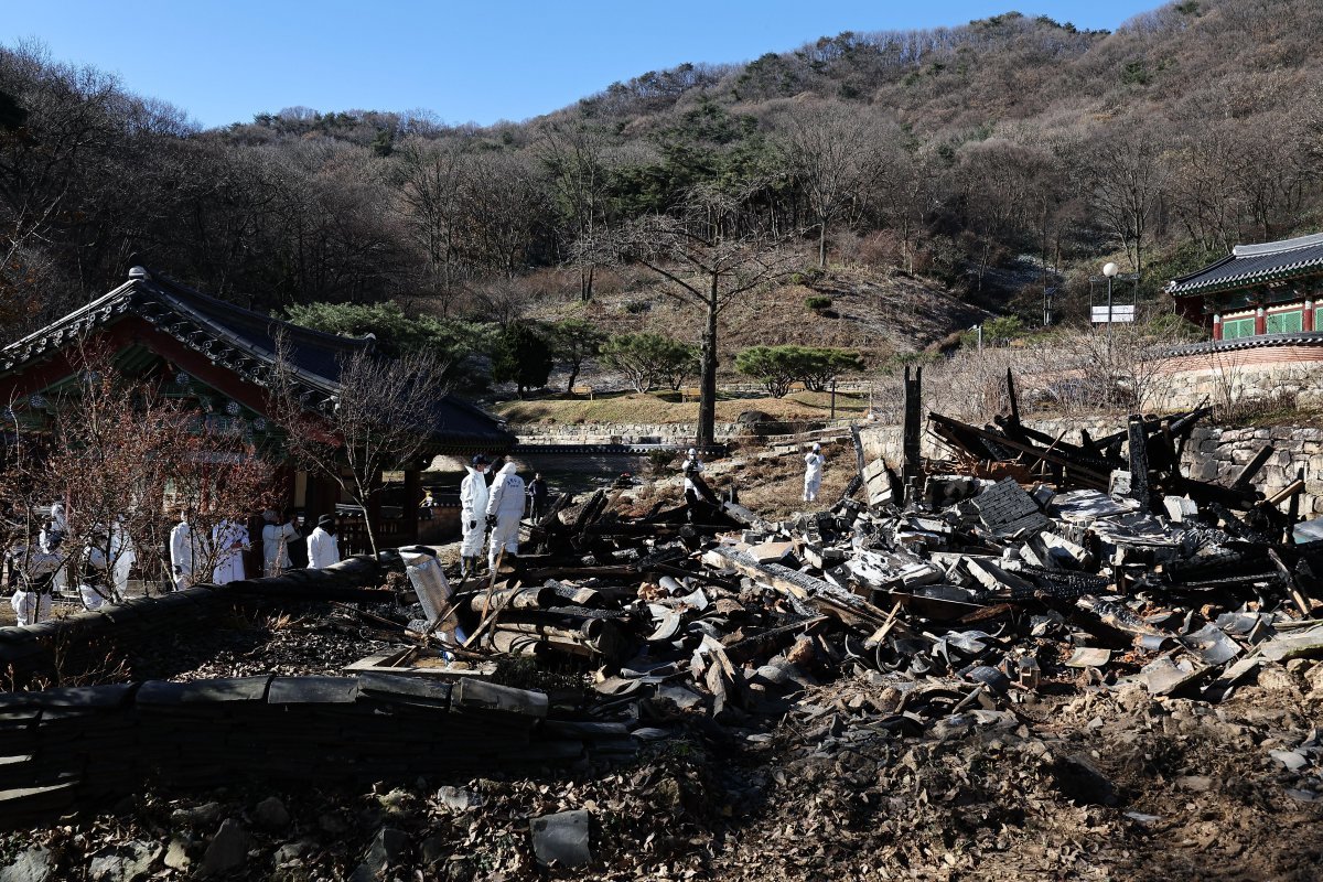 국립과학수사연구원 등이 30일 경기 안성시 칠장사 내 스님이 머무는 숙소인 요사채 화재 사고 현장 감식을 하고 있다. 전날 이곳에서 발생한 화재로 대한불교조계종 전 총무원장 자승스님이 입적했다. 2023.11.30. 사진공동취재단