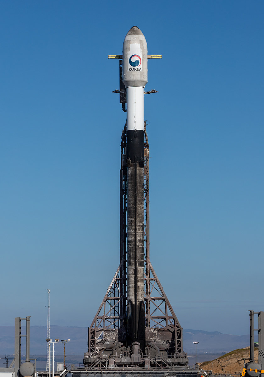 지난달 30일(현지시간)  미국 캘리포니아 반덴버그 우주군 기지 내 발사대에 우리 군의 첫 군사정찰위성을 탑재한 채 기립돼있는 우주 발사체  ‘팰컨(Falcon)-9’. 이 발사체는 한국시간으로 2일 오전 3시 19분 발사될 예정이다. 스페이스X 제공.