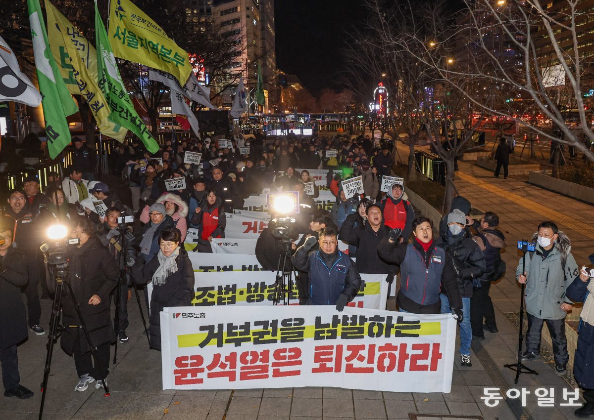 1일 오후 서울 종로구 동화면세점 앞에서 전국민주노동조합총연맹을 비롯한 시민·사회·종교단체가 ‘거부권 남발 윤석열 규탄 행진‘에 앞서 구호를 외치고 있다.

이한결 기자 always@donga.com