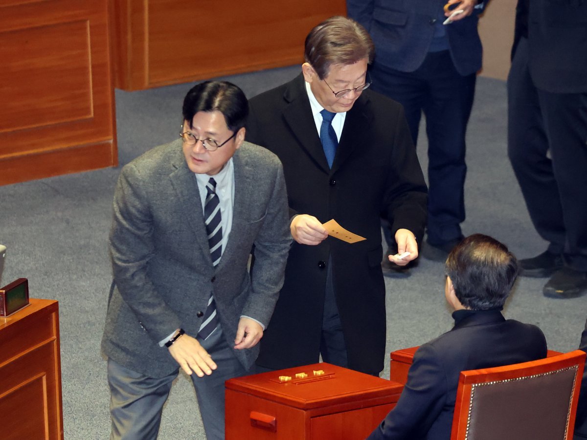 더불어민주당 이재명 대표와 홍익표 원내대표가 1일 서울 여의도 국회 본회의장에서 열린 제410회 국회(정기회) 제13차 본회의에서 손준성·이정섭 검사 탄핵소추안 투표를 하고 있다.  2023.12.1/뉴스1