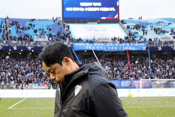 Suwon Samsung acting manager Ki-hoon Yeom shed tears in front of supporters after the relegation to the second division was confirmed with a 0-0 draw in the 2023 Hana One Q K League 1 38th round match between Suwon Samsung and Gangwon FC held at the Suwon World Cup Stadium in Paldal-gu, Suwon-si, Gyeonggi-do on the afternoon of the 2nd. After apologizing, he turned around and left the ground, looking devastated.  2023.12.2 News 1