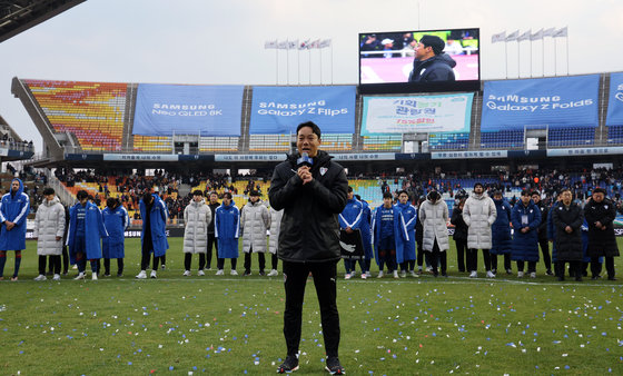 염기훈 수원삼성 감독대행이 2일 오후 경기도 수원시 팔달구 수원월드컵경기장에서 열린 2023 하나원큐 K리그1 38라운드 수원삼성과 강원FC의 경기에서 0대0으로 비기며 2부리그 강등이 확정된 뒤 서포터즈 앞에서 눈물의 사과를 하고 있다. K리그1 최하위인 12위는 자동 강등으로 수원 삼성과 마지막까지 강등 경쟁을 펼친 강원FC와 수원FC는 각각 10위, 11위를 마크하면서 승강 플레이오프(PO)로 향했다. 한편 최종 11위는 K리그2 2위인 부산 아이파크와, 10위는 경남FC-김포FC 승자와 홈 앤드 어웨이로 진행되는 승강 플레이오프(PO)를 치른다. 2023.12.2 뉴스1