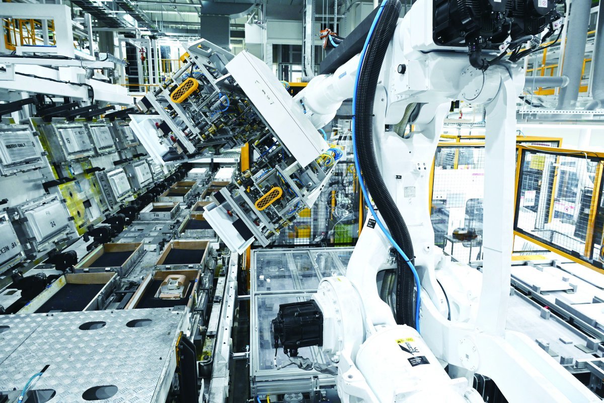 LG전자 창원 공장에서 로봇이 무거운 부품을 들어올리고 있다. LG전자 제공