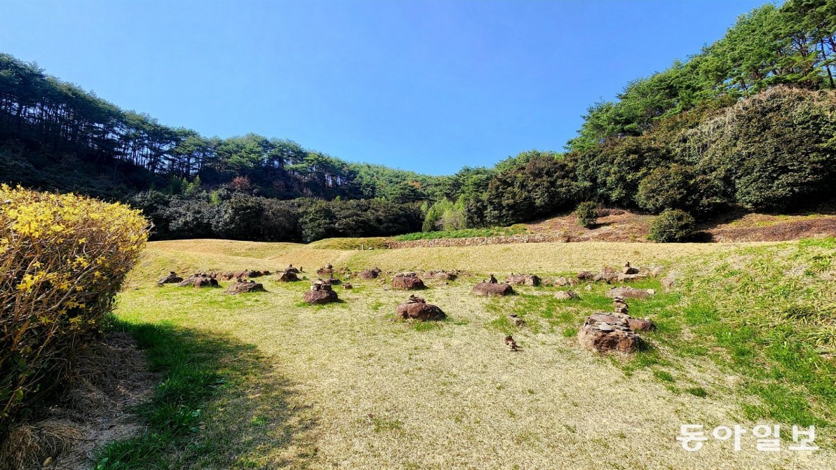 주춧돌만 남은 옥룡사지.  옥룡사는 도선국사가 35년간 머물다 입적한 사찰이다.