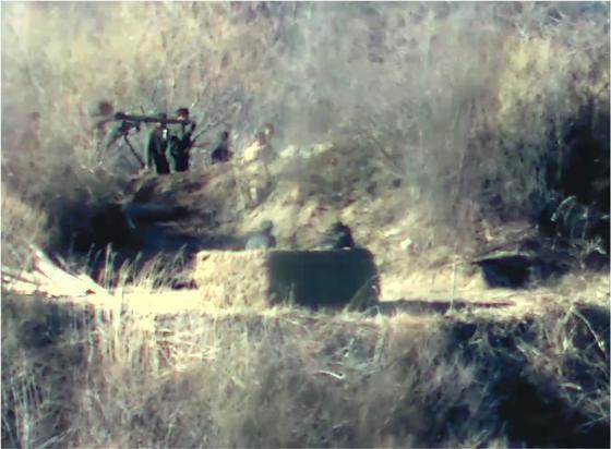 북한군이 지난달 24일부터 ‘9·19합의’ 이행 차원에서 철거했던 비무장지대(DMZ) 내 감시초소(GP) 복구에 나선 모습이 우리 군에 포착됐다. (국방부 제공) 2023.11.27/뉴스1