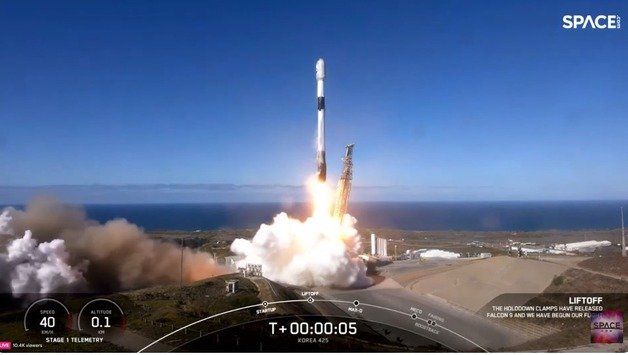 2일 미국 캘리포니아주 반덴버그 우주군기지에 우리 군 최초의 군사정찰위성 1호기를 탑재한 ‘팰컨9’ 로켓이 발사되고 있다.(SpaceX 제공)