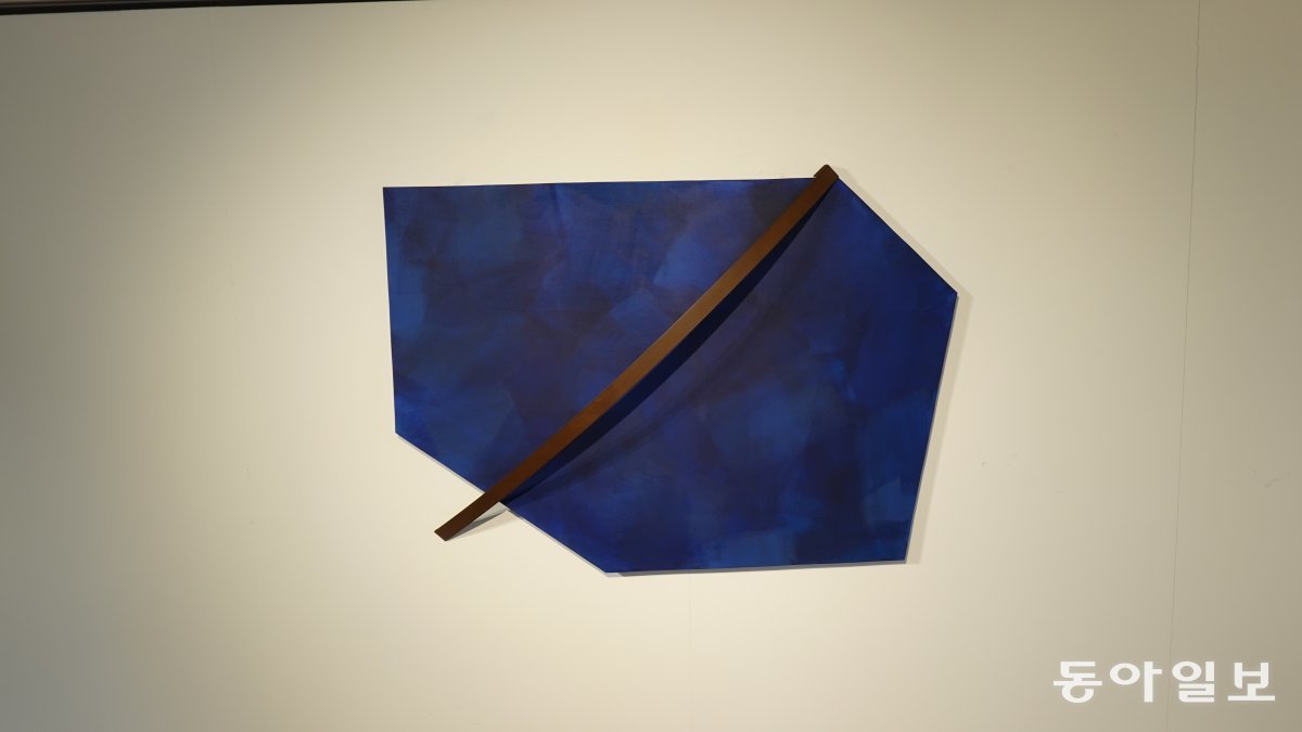 이영림, CROSSOVER, 2023, Acrylic on wood and rusted steel, Blue.  화면 위에 철제를 입힘으로써 입체감이 돋보이는 작품이다.