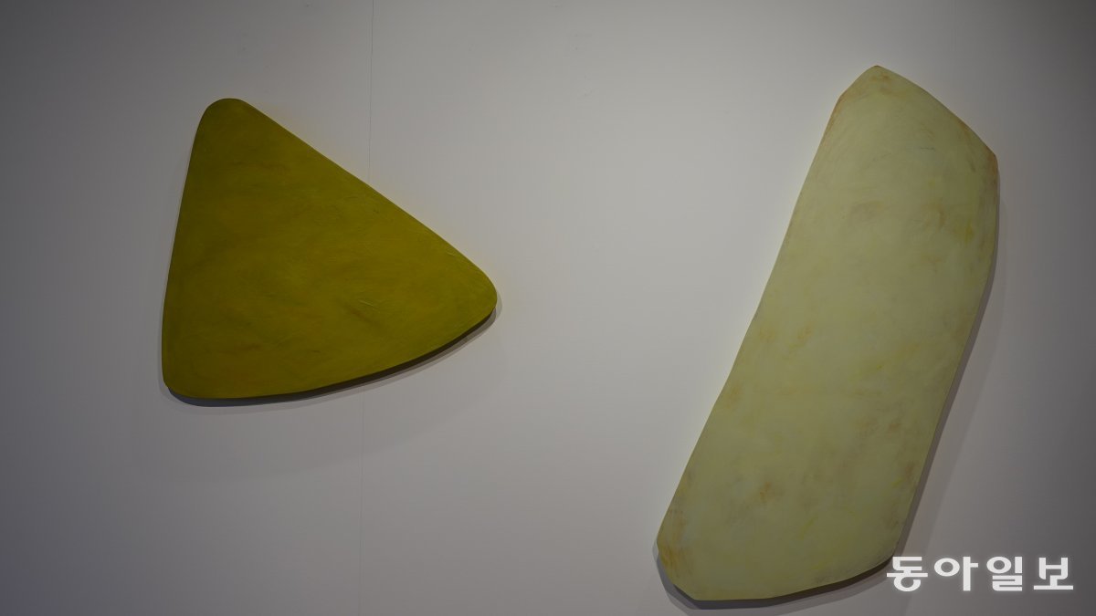 왼쪽 작품( Golden Green Picd, 2023,  Acrylic on wood)과 오른쪽 작품(Hiking Path, 2023, Acrylic on wood)이 서로 교감을 이루는 분위기다. 오행상 두 작품 모두 목의 기운이 강하다.