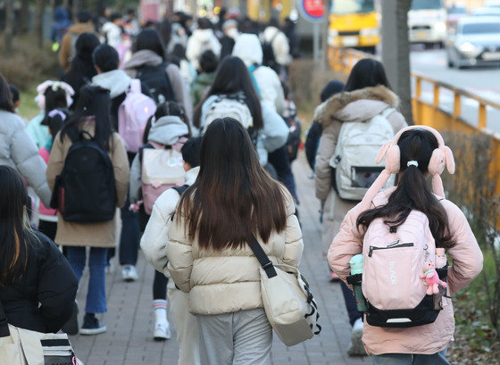 한 초등학교 앞에서 학생들이 등교를 하고 있다. /뉴스1 ⓒ News1