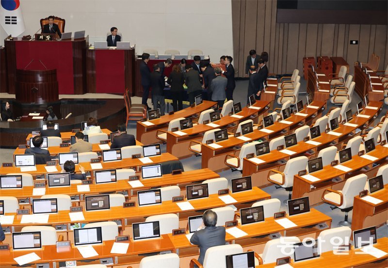 1일 열린 국회 본회의에서 국민의힘 의원들이 불참한 가운데 더불어민주당 주도로 진행한 손준성, 이정섭 검사 탄핵소추안에 대한 개표가 진행되고 이다. 박형기 기자 oneshot@donga.com