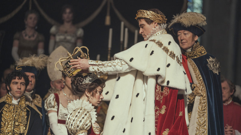 영화 ‘나폴레옹’에서 황제에 즉위한 나폴레옹(호아킨 피닉스)이 아내 조세핀(버네사 커비)에게 왕관을 씌워주고 있다. 황후가 된 
조세핀이 아이를 낳지 못하자 나폴레옹은 14년간의 결혼생활을 뒤로한 채 그와 이혼했다. 소니픽쳐스 제공
