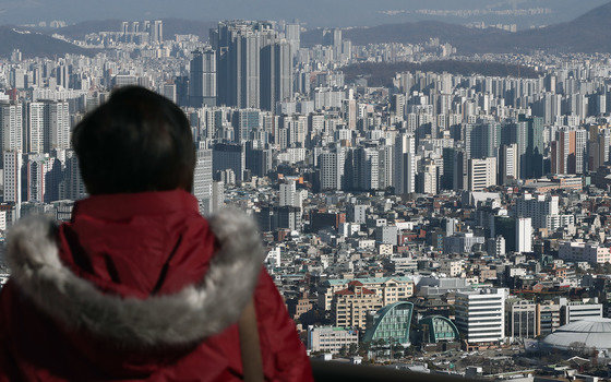 1일 남산을 찾은 시민이 서울 아파트단지를 바라보고 있다. 2023.12.1/뉴스1