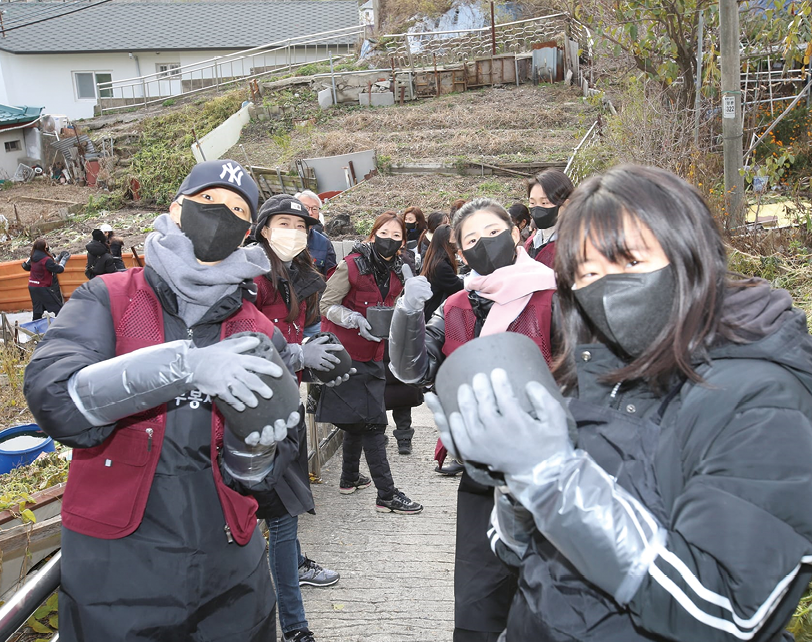 들나무봉사단원들이 북정마을에 연탄을 전달하는 모습. 성북구 제공