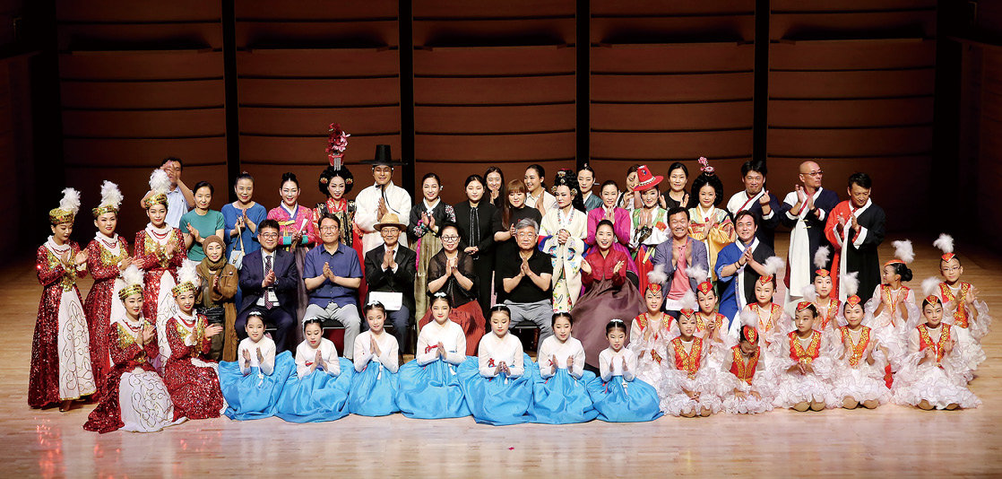 제1차 세계한민족공연예술축제 당시 참가자들이 기념 촬영을 하고 있다. 공연문화예술봄 제공