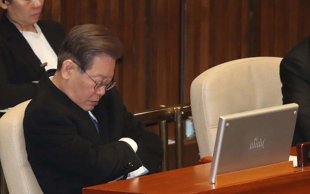 더불어민주당 이재명 대표가 11월 30일 오후 국회 본회의장에서 눈을 감은 채 앉아 있다. 뉴스1