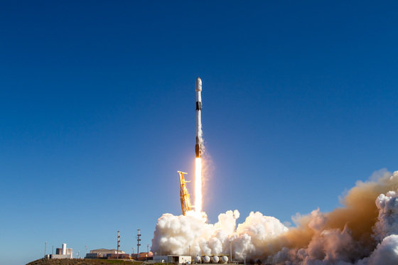 우리 군 최초의 군사정찰위성 1호기가 지난 2일 미국 캘리포니아주 소재 반덴버그 우주군기지에서 발사됐다. (SpaceX 제공)2023.12.2/뉴스1