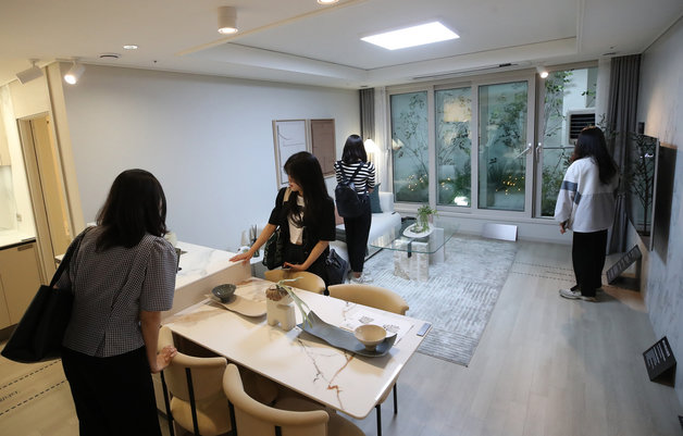 서울 한 아파트 견본주택을 둘러보는 시민들 모습. (사진은 기사와 관계 없음) 2023.6.9/뉴스1