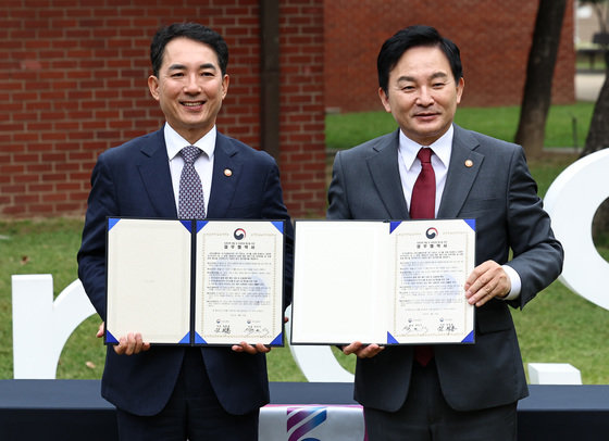 원희룡 국토교통부 장관과 박민식 국가보훈부 장관이 25일 오후 서울 용산공원에서 보훈문화 확산과 국가보훈대상자에 대한 예우·복지 등 지원 강화를 위한 업무협약을 체결한 뒤 기념촬영을 하고 있다. 이번 업무협약을 통해 두 부처는 먼저 용산공원 내 호국보훈공간 조성 등 보훈을 주제로 한 공간 조성에 협력하기로 했다. 2023.9.25/뉴스1