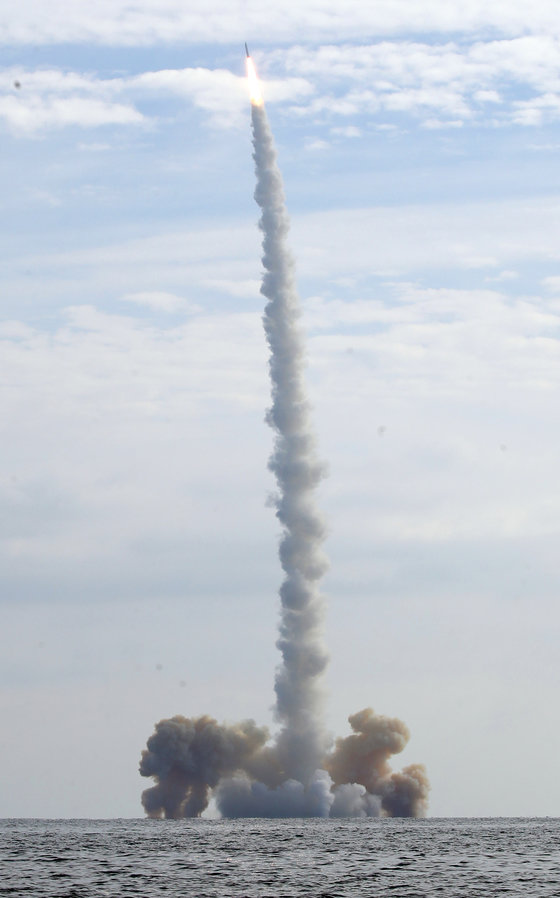 4일 오후 제주 서귀포시 남방 해상에서 우리 군이 한국형 고체연료 우주발사체 3차 시험발사를 실시하고 있다. 2023.12.4/뉴스1