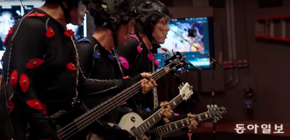 미국 록 밴드 키스가 2일 공개한 영상에서 멤버들이 특수 장비가 달린 옷을 입고 연주하는 모습. 키스 유튜브 캡처