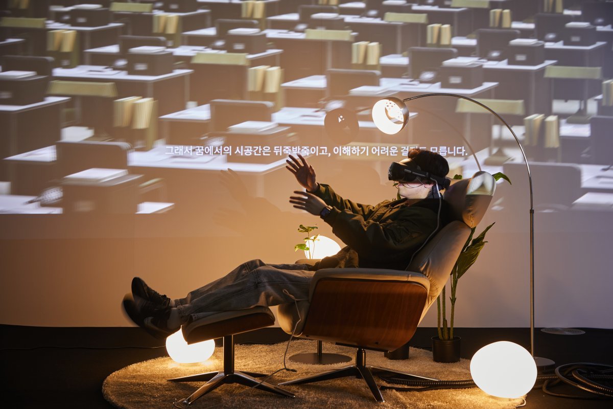 ‘서울융합예술페스티벌 언폴드엑스’에서 관람객이 가상현실(VR) 기술로 꿈을 표현한 작품 ‘Inside Dream’을 체험하고 있다. 서울문화재단 제공