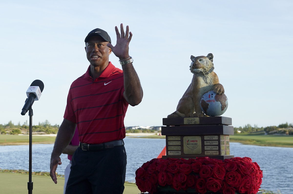 Tiger Woods, who announced his successful return from the Hero World Challenge that ended on the 4th, is waving to the crowd.  New Providence = AP Newsis