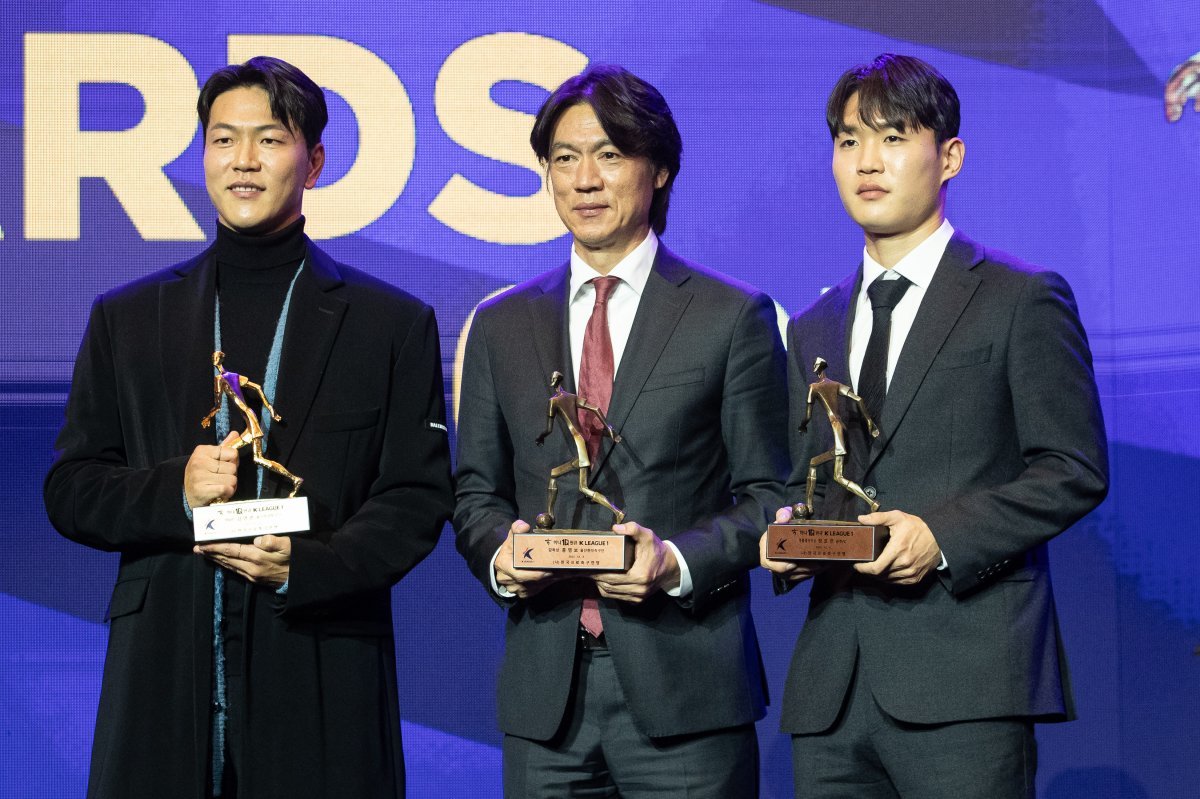 Ulsan defender Kim Young-kwon, who was selected as the best player (MVP) of K-League 1 (1st division), Ulsan coach Hong Myung-bo, who received the coach award, and Gwangju Jeong Ho-yeon (from left), winner of the young player award, receive the trophy at the professional soccer K-League awards ceremony on the 4th. They held it together and stood in front of the camera.  News 1