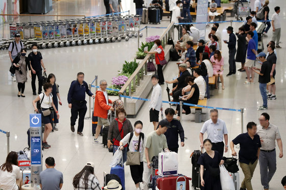 우리나라를 찾는 일본인 관광객들의 숫자가 급증하고 있는 것으로 나타났다. 한국관광공사에 따르면 지난 1월부터 5월까지 우리나라를 찾은 일본인 관광객은 66만6천여명으로, 지난해 같은 기간보다 5천725.9% 증가한 수치다. 사진은 9일 인천국제공항 제1여객터미널 입국장 모습.2023.7.9/뉴스1 ⓒ News1